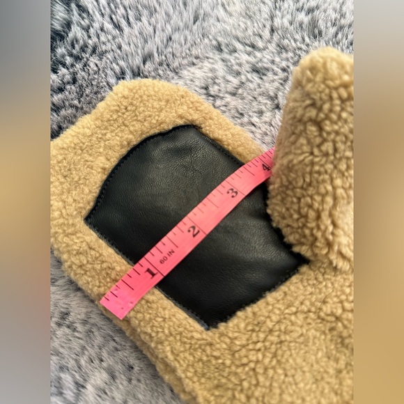 Intrend by Max Mara Plush Effect Mittens Size: OS New Fall / Winter Color: Camel - Picture 9 of 10